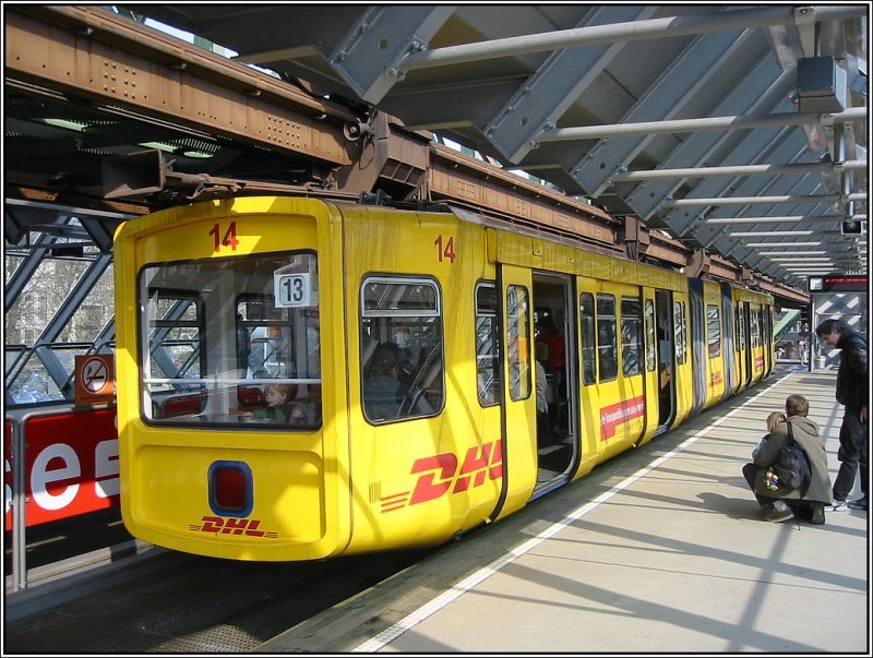 Im Innern der Station Ohligsmhle: ein Gelenkzug ist gerade aus westlicher Richtung reingeschwebt. (31.03.2007)