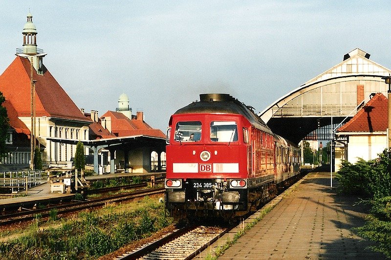 Im Jahr 2000 war die Welt im Grlitzer Regionalverkehr noch in Ordnung. Am Abend des 16.Mai verlt 234 385 mit einer RB nach Ebersbach den Bahnhof.