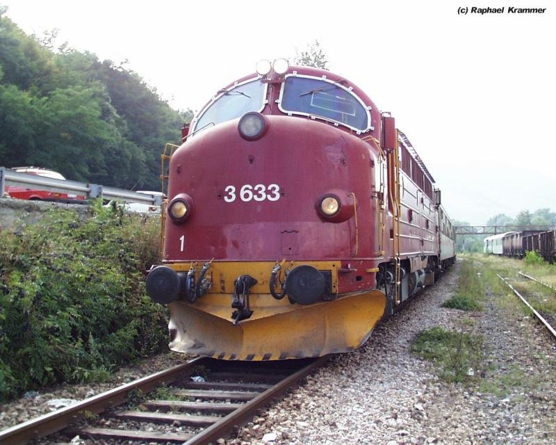 Im Jahr 2001 noch im Auftrag der UNO unterwegs kommt gerade der Personenzug von Kosovo-Polje mit der ehem. NSB NOHAB Di3 3633 am Endpunkt bei Mitrovica an. 