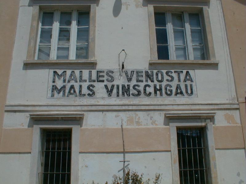 Im Jahr 2001,Bahnhofsanschrift in Mals(Archiv P.Walter)