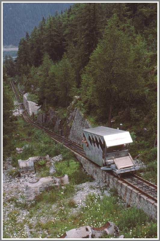 Im Jahre 1920 bauten die SBB das Emosson Kraftwerk. ZUr Erschliessung der Baustelle ab Le Chtelard wurde diese Standseilbahn bis zum Wasserschloss erstellt. Spurweite 1007mmm.
Hhendifferenz 700m, Lnge 1300m, Steigung max 87%. Im oberen Teil Schiebt der Wagen einen Gegengewichtswagen mit sich, um bei den Gefllsbrchen das Seil auf den Boden zu drcken. (Archiv 08/94)
