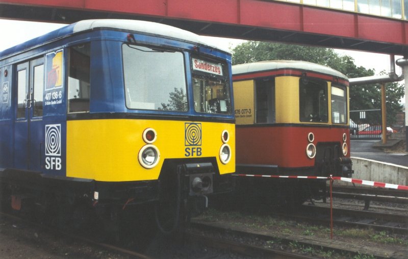 Im Jahre 1998 war 477 136-6 mit Vollwerbung fr den SFB versehen. Im Hintergrund eine S-Bahn der BR 476. Beide Baureihen und auch den SFB gibt es nicht mehr, dieser fusionierte vor einigen Jahren mit dem ORB und heisst heute RBB.