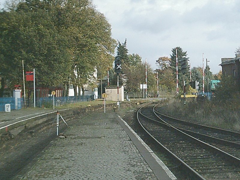 Im Jahre 2006 wurden die Gleise zwischen Wittenberge und
Perleberg erneuert. Links im Bild das ausgehobene Bett von 
Gleis 1. Das Niveliergert verrt Vermessungsarbeiten.