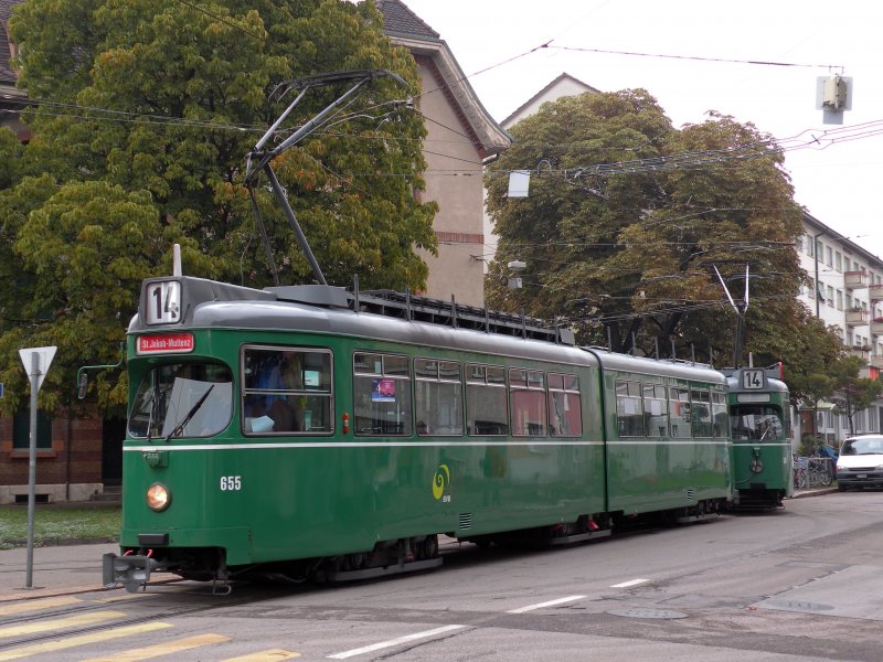 Im Jakobpark spielt der FC Basel und die Dwagtramzge kommen zum Einsatz. Hier verlsst Motorwagen 655+656 das Depot Wiesenplatz Richtung St.Jakob. Die Aufnahme stammt vom 17.09.2009.