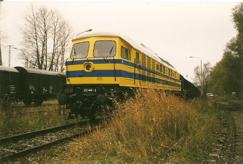 Im Januar 2000 stand die TLG 232 446 in Stralsund abgestellt auf dem Gelnde des frhren Kleinbahnhofes.