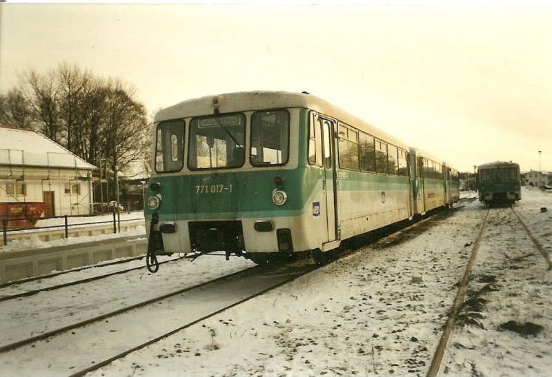 Im Januar 2000 stande die UBB-Ferkeltaxe 771 017 abgestellt auf dem Bahnhof Zinnowitz.