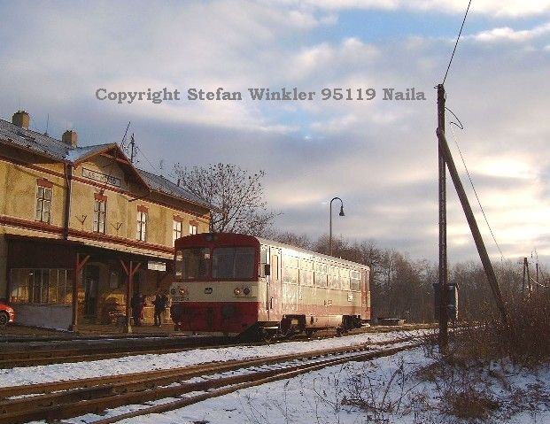 Im Januar 2005 wendet ein 810er in As Mesto, dem Ascher Stadtbahnhof an der frheren Privatbahn nach Rossbach/Hranice. Die im Hintergrund zu sehenden alten Lampen aus Reichsbahnzeiten sind mittlerweile weg. Nur noch einmal am Tag fhrt das Zgle von hier weiter nach Hranice. In 1 km entfernung von hier liegt das Gleis vom Ascher Hauptbahnhof Richtung Selb/Bayern, das der Reaktivierung harrt!  Wer sich am grossen Copyright strt braucht nicht posten. Die Bilder hier sind zum Ansehen und nicht zum Kopieren. Eine Verwendung geht nmlich nur ber mich.....