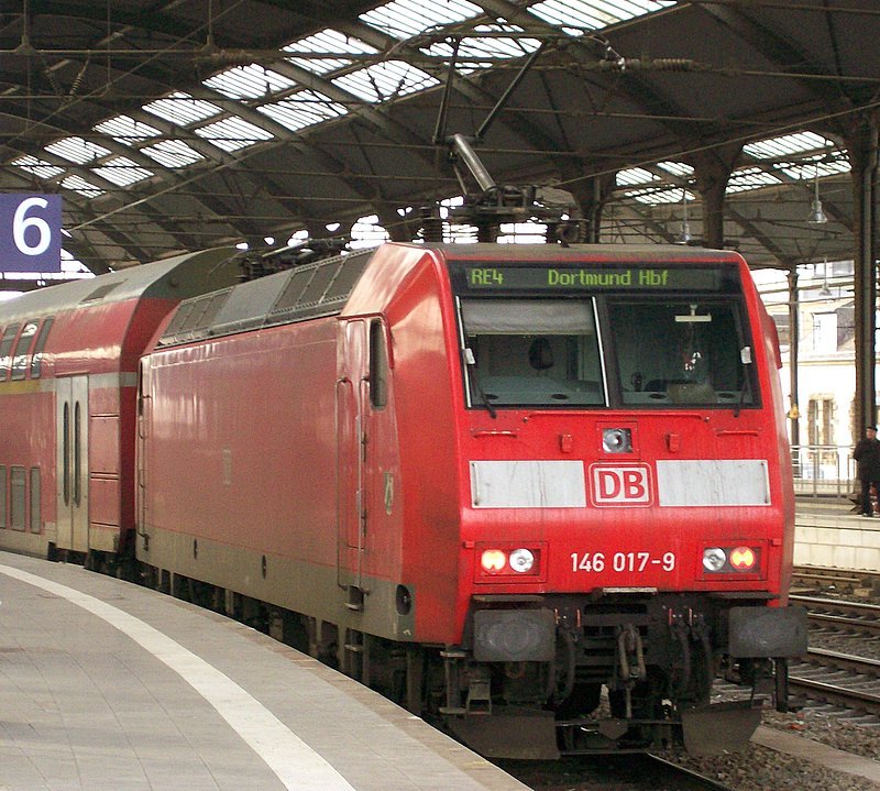 Im Januar 2007 wurde der RE4  Wupper-Express  (Dortmund Hbf-Aachen Hbf)  teilweise von der BR 146.0 befahren. Hier am 06.01.07 steht 146 017-9 mit einem Dostoverband im Aachener Hbf in Fahrtrichtung Dortmund.