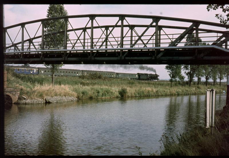 Im Juli 1972 fhrt ein D-Zug bespannt mit 01 am Dortmund Ems Kanal  entlang.