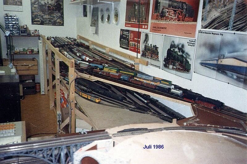 Im Juli 1986 waren beide Abstellbahnhfe an die Ursprungs-Anlage angeschlossen, die untere Ebene auf der Hhe der Grundplatte, die obere Ebene 24 cm hher beim Ausgang des Gleiswendels bzw. Ende der langen Talbrcke (Vordergrund).