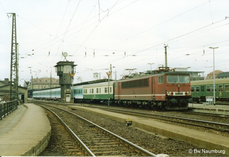 Im Juli 1993 steht 155 259 mit ihrer RB im schnen alten Bahnhof Erfurt zur Abfahrt nach Halle bereit.