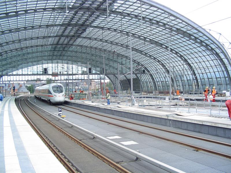 Im Juli 2004 aufgenommen von Tobias Kpping. Langsam geht's vorwrts am Lehrter Bhf.