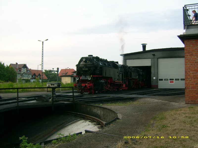 Im Juli 2006 steht die 99 222 vor dem Wernigerder Lokschuppen