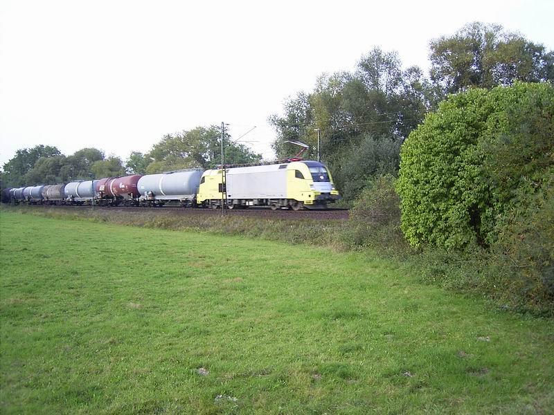 Im jungfrulichen gelb/silbernen Farbkleid prsentiert sich dieser Taurus des Siemens Lokpools mit einem Kesselwagenzug auf der Strecke Bad Hersfeld / Fulda
