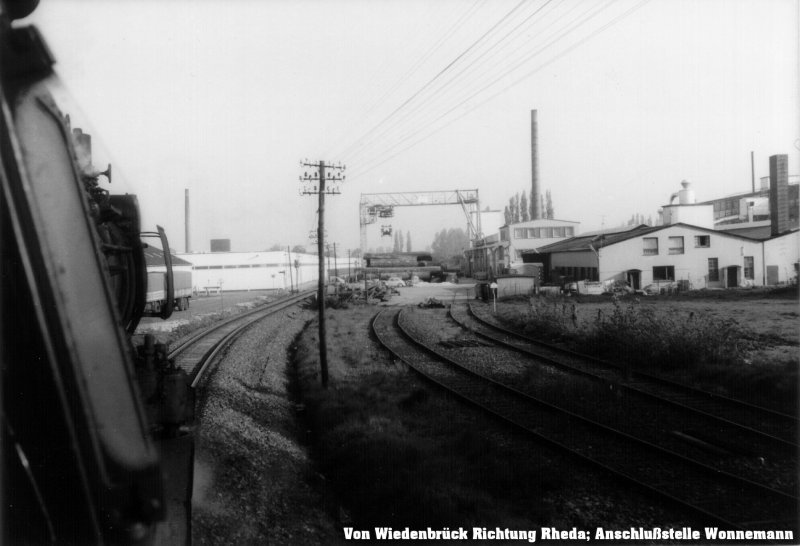 Im Juni 1973 durfte mein Arbeitskollege Burghard Schmitter aus Wiedenbrck auf Dampflokomotive 051 783-9 vom Bahnhof Wiedenbrck bis zum Bahnhof Rheda(Westf.) mitfahren. Von der Fahrt stammt diese Aufnahme. Wir sehen hier den Gleisanschluss der Firma Wonnemann in Wiedenbrck, welche ber den Schienenweg Holzstmme erhielt.