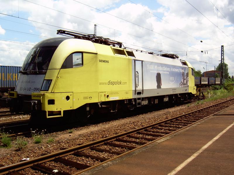 Im Juni stand dieser Dispolok Taurus in Schwetzingen.Im Hintergrund sein Containerzug.