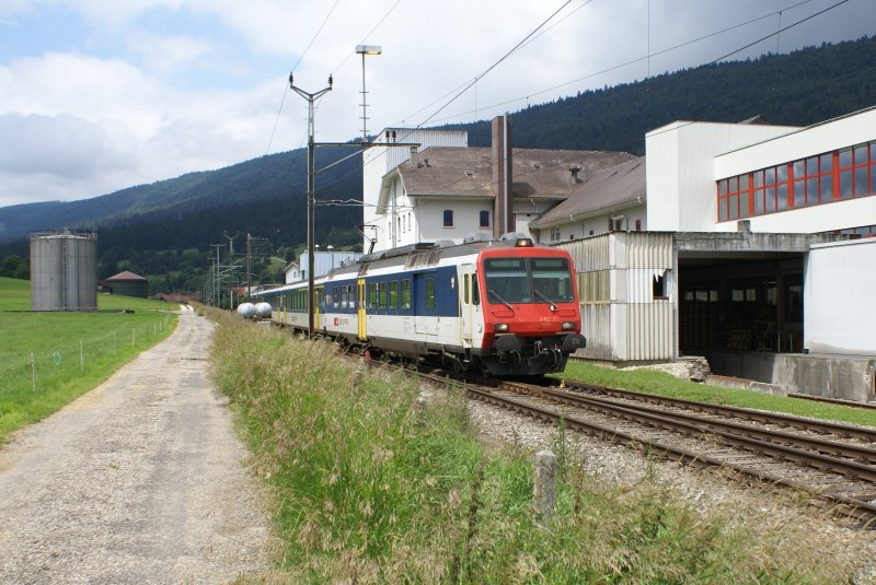 Im Jura gab es am 27.6.09 vereinzelte Aufhellungen an einem sonst vom Wetter her tristen Tag. Eine dieser Aufhellungen nutzte ich, um den RBDe 560 082-0 bei der Einfahrt in Courtelary abzulichten.
