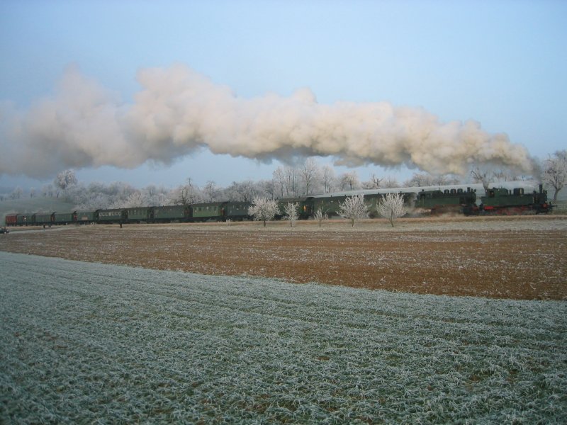 Im kalten Dezember 2006 ziehen die Loks 11 und 16 mit vereinter Kraft den Nikolauszug mit 13 Wagen zum Weihnachtsmarkt in Neuffen