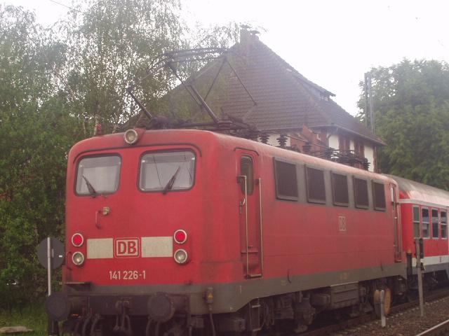 Im Kapitel der R�ckkehr des Knallfroschs nach Hessen wegen ausgefallenen RegioTrams darf auch 141 226, die auf der Strecke Kassel-H�mme am 21.5.2004 zum Einsatz kam, nicht fehlen, gesehen in H�mme.