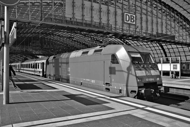 Im klassischen Fotografieranstrich zeigte sich die 101 009 am 26.03.2007 im Hauptbahnhof Berlin vor dem InterCity 141.