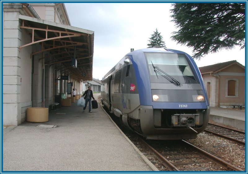 Im kleinen Bahnhof Oyonnax wird vom Bus wieder in den Zug umgestiegen. Durch das kurze fehlende Stck im Sden bis La Cluse entstand eine ca 100km lange Stichstrecke von Norden her. Die usserst gebirgige und waldreiche Juragegend bedient jetzt ein neuer Triebwagen, hier der X73747. Der Fahrplan ist sehr dnn, verkehren doch je nach Abschnitt nur 4 - 5 Zge. (05.06.2007)