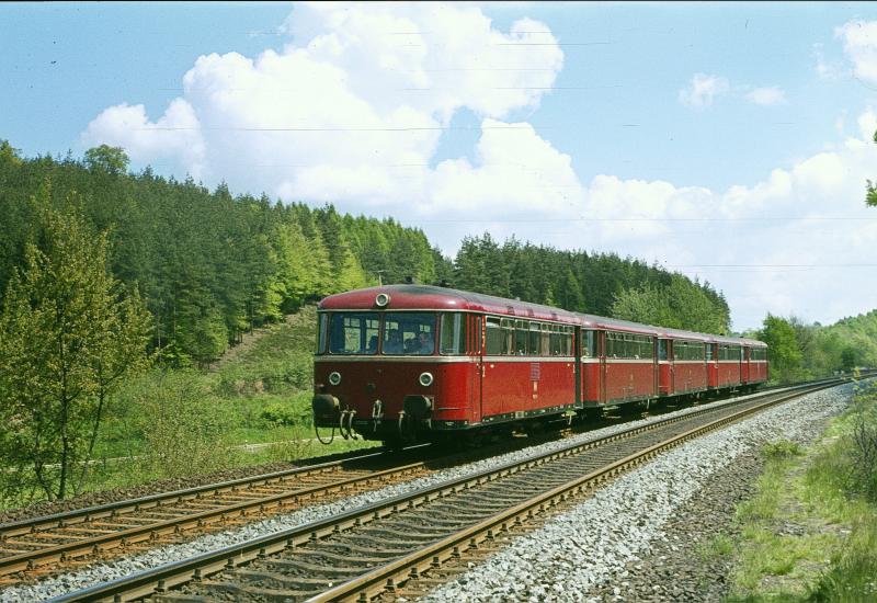 Im Korridor Verkehr nach Obersuhl (Strecke Bebra-Gerstungen)  �ber das kurze St�ck DDR Staatsgebiet wurde in den 60er Jahren vorwiegend bis zu 5 teilige Schienenbusse eingesetzt