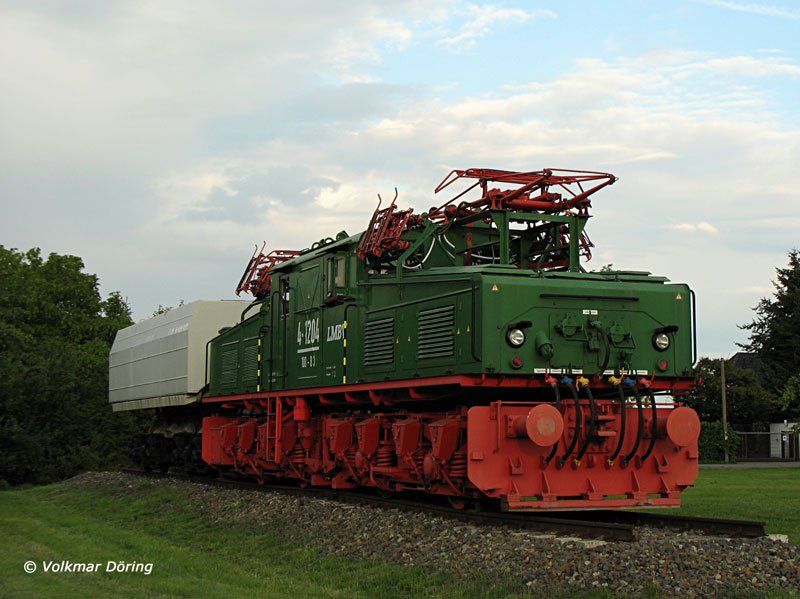 Im Lausitzer Braunkohlentagebaugebiet fuhren fr�her derartige Loks die Kohlez�ge zum Kraftwerk Boxdorf - Aufnahme vom 25.08.2006 - Eine Lok der Lausitzer und Mitteldeutsche Bergbau- Verwaltungsgesellschaft mbH (LMBV) als Denkmal in Senftenberg