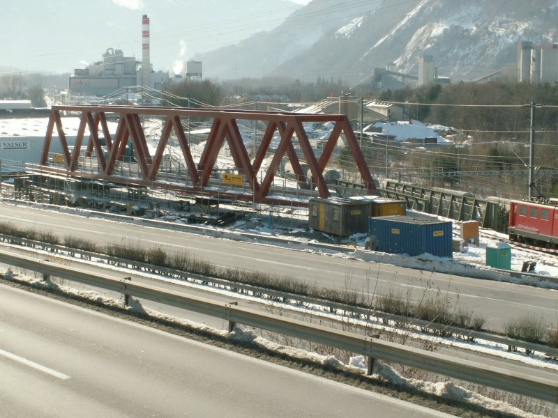 Im leichten Gegenlicht,die neue RhB Brcke zwischen Zizers und Untervaz/Trimmis.Rechts daneben ist die alte Brcke(noch in Betrieb)von 1896 zu erkennen,die durch die neue Brcke ersetzt wird.Man beachte auch den Grssenunterschied zwischen der neuen und der alten Brcke!! 27.11.08