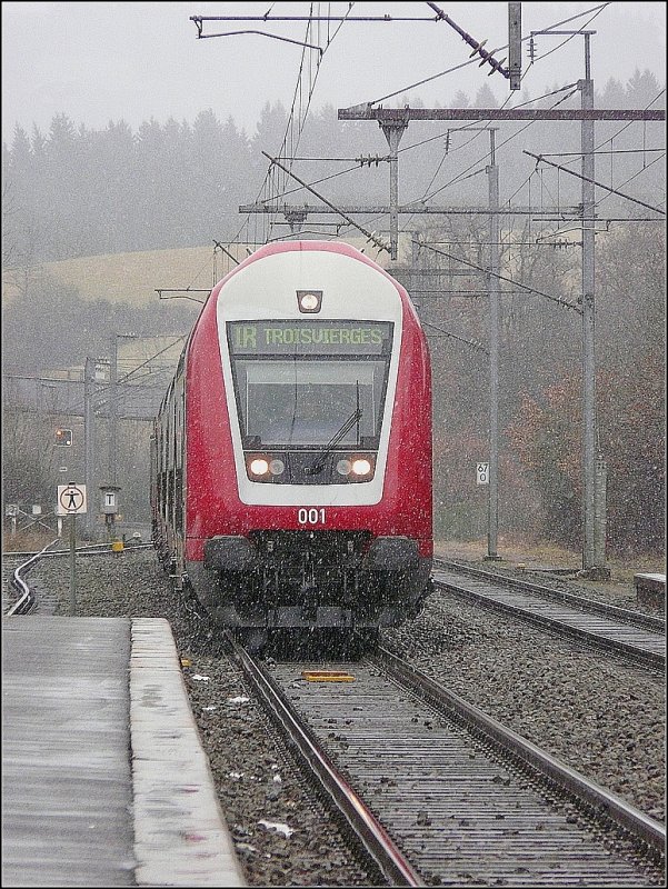Im leichten Schneegestber fhrt die Nummer 1 der Steuerwagen am 10.02.09 in den Bahnhof von Wilwerwiltz ein. (Jeanny)