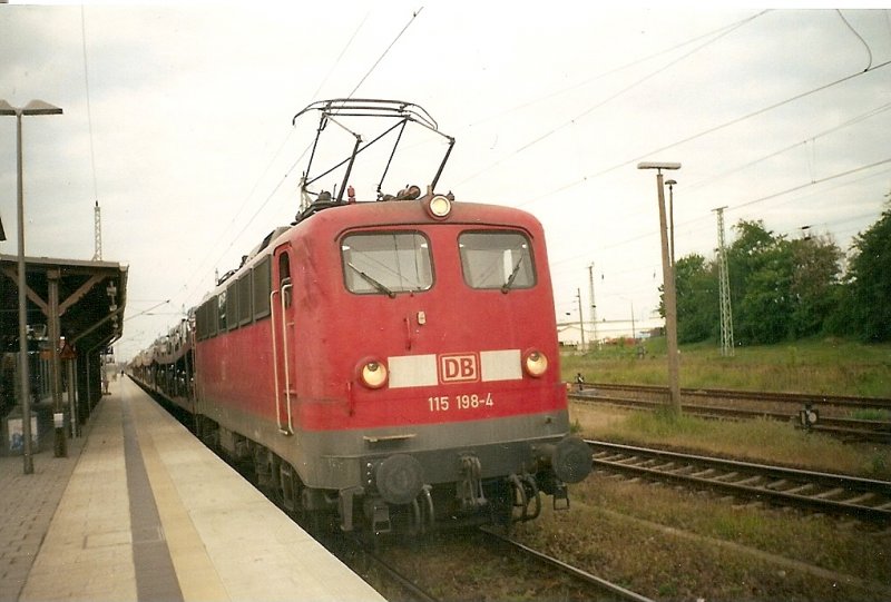 Im letzen Jahr verkehrte ein Autozug nach Mukran.Dieser wurde immer mit der Baureihe 115 bespannt.Auf der Fahrt nach Mukran gab es auch immer in Bergen/Rgen einen Betriebshalt.
