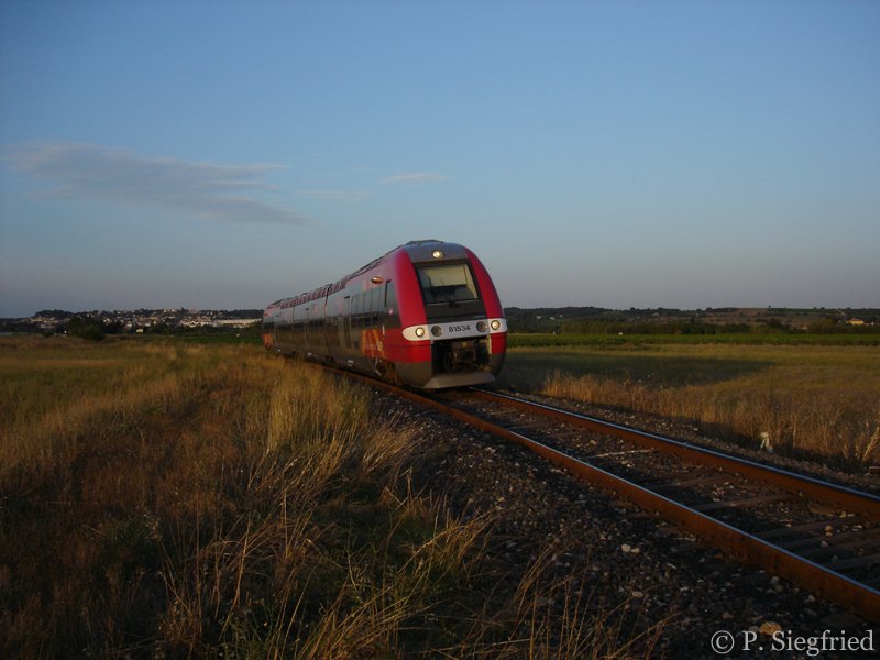 Im letzten Abendlicht braust dieser B 81500 der SNCF als TER Nmes - Le Grau-du-Roi am 16.7.2007 Le Cailar entgegen. Im Hintergrund ist das Stdtchen von Vauvert zu erkennen.

Weitere Bilder von mir sind in meiner Flickr Galerie zu finden (Link rechts von meinem Namen).