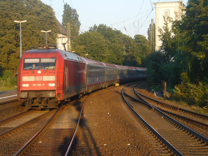 Im letzten Abendlicht des 04.08.2007 ereicht 101 105 Bonn Hbf mit EC 114 von Klagenfurt nach Dortmund.