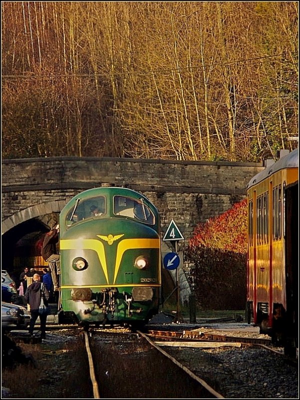 Im letzten Abendlicht des 07.12.08 wartet der Museumszug im Bahnhof von Spontin auf die zahlreichen Fahrgste, um diese wieder nach Brssel zu bringen. (Jeanny)