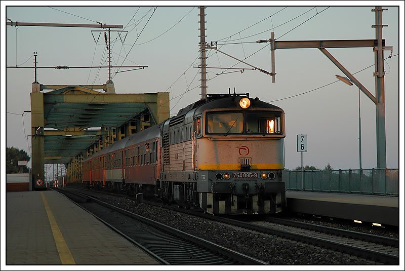 Im letzten Abendlicht des 16.9.2007 - 754 085 mit dem ER 2537  Istropolitan  von  Bratislava hl.st. nach Wien nach der Querung der Donau, aufgenommen bei der Durchfahrt der S-Bahnhaltestelle Wien-Praterkai.