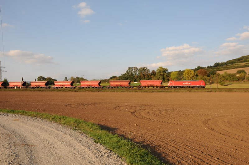 Im letzten Abendlicht des 25.09.09 zieht eine 152er in Karlstadt/Main Richtung Wrzburg