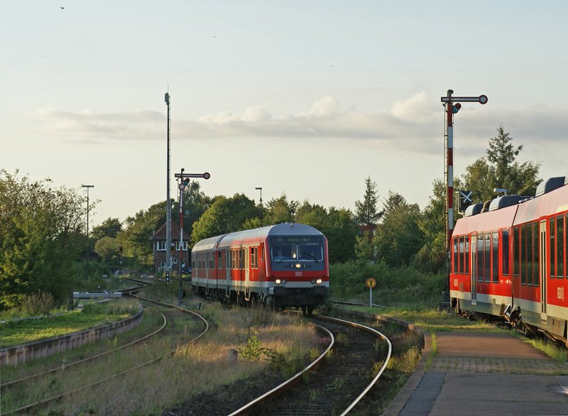 Im letzten Abendlicht erreicht eine Wendezugarnitur, geschoben von 218 106-3,am 29.08.2008 als RB nach Kiel Hbf Sderbrarup. Auf Gleis 1 warten schon 2 LINTe auf ihre Abfahrt als RB nach Flensburg.