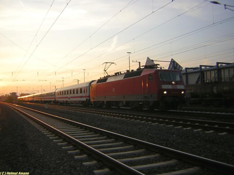 Im letzten Abendlicht rauschte 120 112 am 12.11.2005 durch
den Bahnhof Farbwerke in Frankfurt am Main.