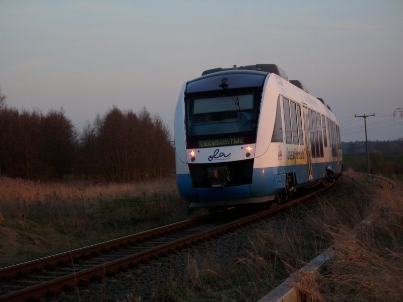 Im letzten Abendrot vom 09.April 2009 verlie OLA-Triebwagen 701 Bergen/Rgen nach Lauterbach Mole.