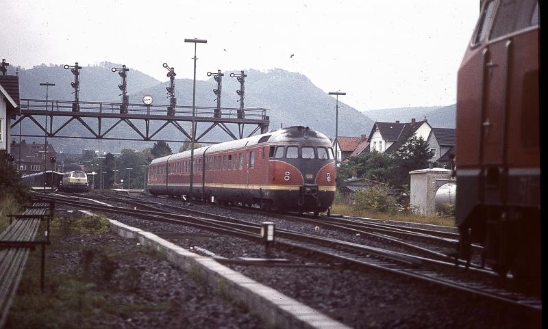 Im letzten Augenblick h�tte mir die Diesellok eines einfahrenden Personenzug beinahe die Aufnahme der Signalbr�cke mit VT12 in Bad Harzburg verdorben es ist ein sogenannter Notschu�