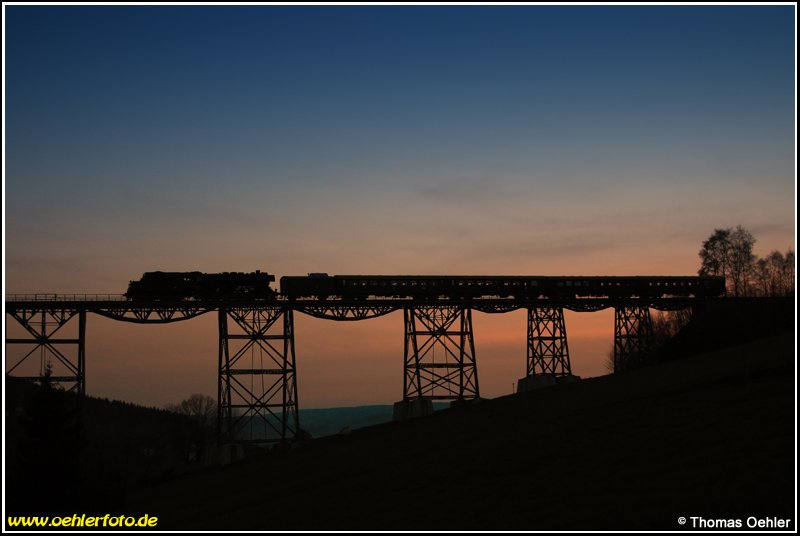 Im letzten Licht der bereits versunkenen Sonne berquert 50 3648 mit dem SEM-Museumszug am Abend des 26.04.08 das Markersbacher Viadukt.