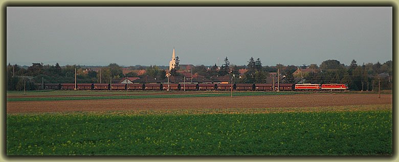 Im letzten Licht des 23.9.2006 entstand diese Aufnahme eines 1142er Tandems mit einem Kohlenzug im Bahnhof Dr�sing. Wegen der Bauarbeiten, und der dadurch nur eingleisig befahrbaren Nordbahn in diesem Bereich, musste der G�terzug die Vorbeifahrt des  Vindobona  abwarten.