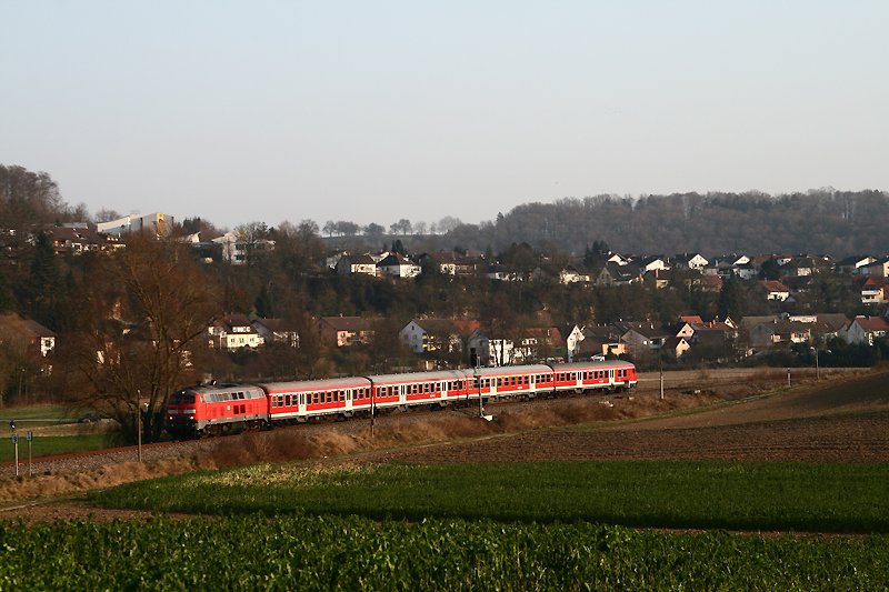 Im letzten Licht des 29. Dezembers 2008 eilt die Karlsruher 218 392 mit dem RE 4838 von Heilbronn nach Mannheim bei Hoffenheim ihrem nchsten Halt in Meckesheim entgegen.