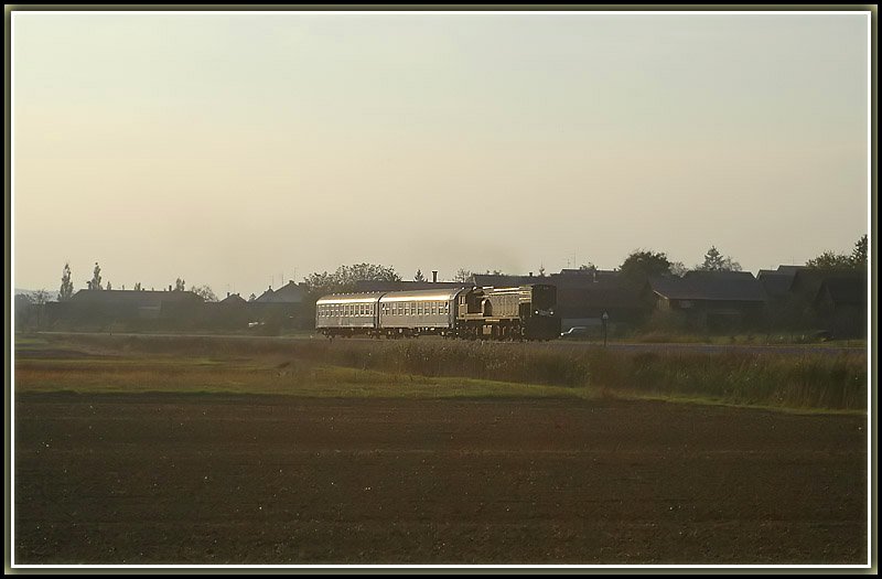Im letzten Sonnenlicht des 12.10.2006 - Regionalzug 640 von Pragersko kommend, bespannt mit einer Diesellok der BR 664, kurz vor dem Grenzbahnhof zu Ungarn, Hodos.