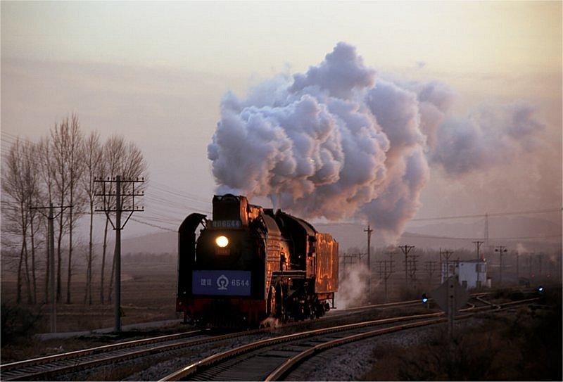 Im letzten Tageslicht dampft JS6544 ins heimatliche BW in Yuanbaoshan! November 2002