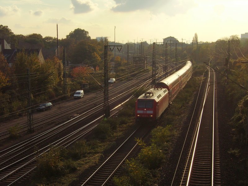 Im letzten Tageslicht zieht 146 025-2 den RE 5 aus Koblenz nach Emmerich dem nchsten Halt Kln Hbf entgegen. Kln-West, 29.10.08