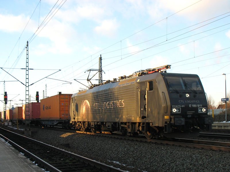 Im Licht (und Schatten) des spten Nachmittags kommt ES64 F4-011 (E 189 911) von CTL LOGISTICS mit einem Containerzug von Hamburg durch Bchen; 12.02.2009
