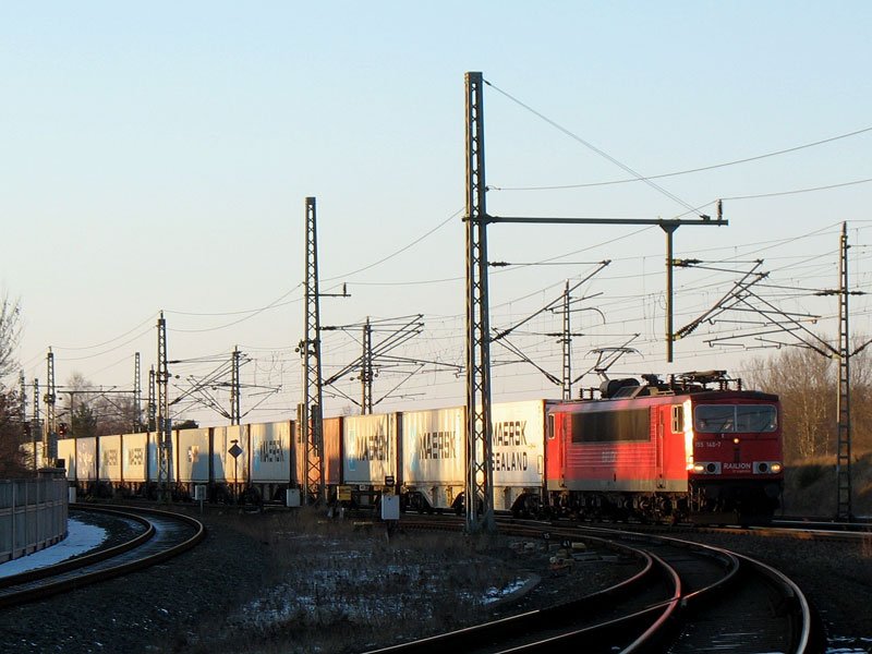 Im Licht (und Schatten) des spten Nachmittags kommt 155 140 mit einem Containerzug von Hamburg durch Bchen; 12.02.2009
