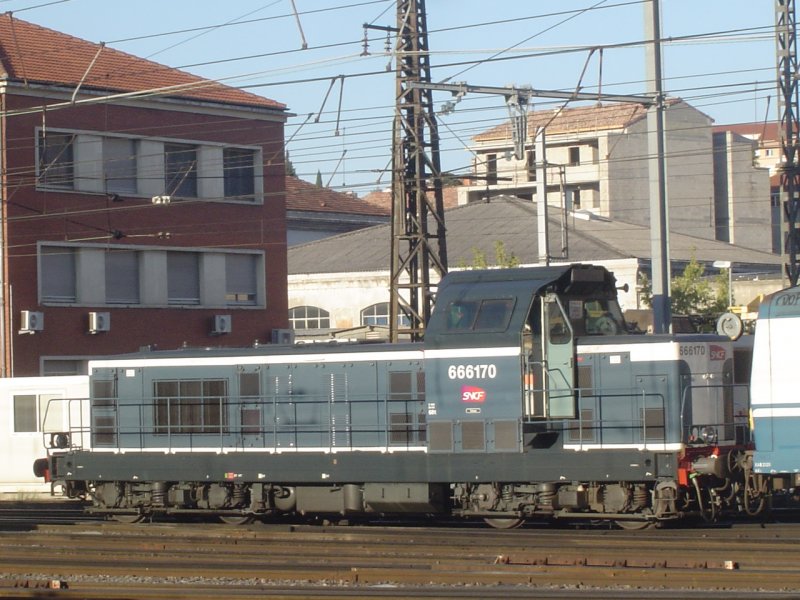 Im Lokbahnhof von Toulouse-Matabiau steht am frhen Abend des 19.9.2007 die auch dort beheimatete BB 666170.