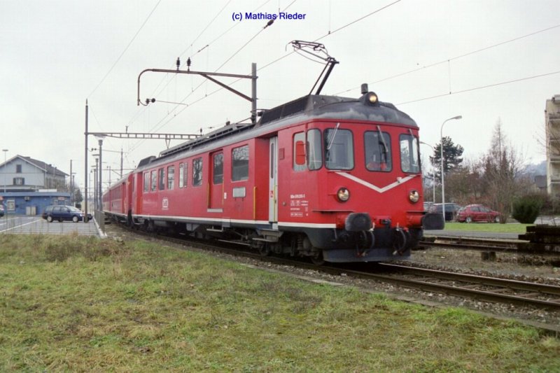 Im Mrz 05 verlsst der BDe- Pendel der OeBB Oensingen. Die Foto ist beim Bahnhof Oensingen Aufgenommen worden.