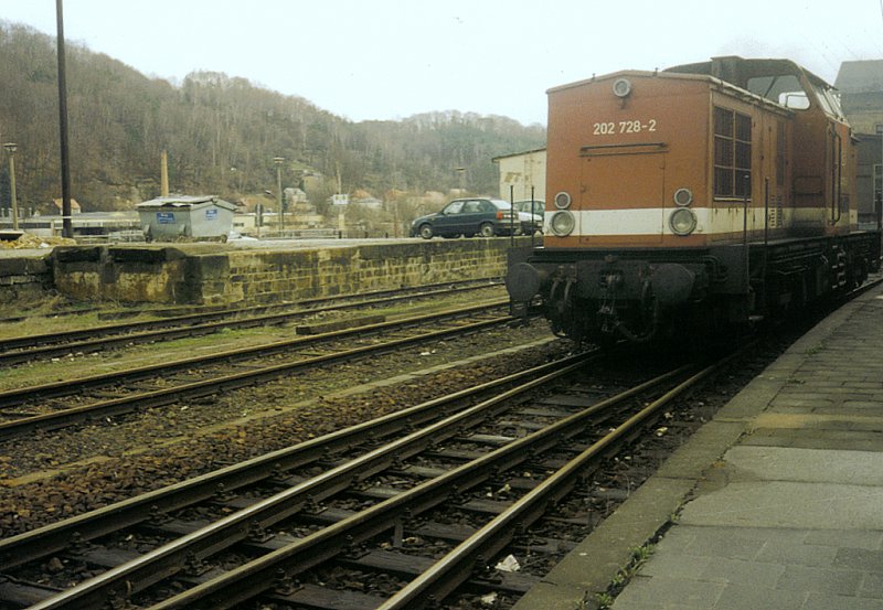 Im Mrz 1998 enstannt dieses Bild der Umsetzenden 202 728-2 (Bh Grlitz) in Bad Schandau. Sie brachte die RB7041 von Bautzen und fuhr eine Stunde spter als RB7042 zurck. (eingescannt) 